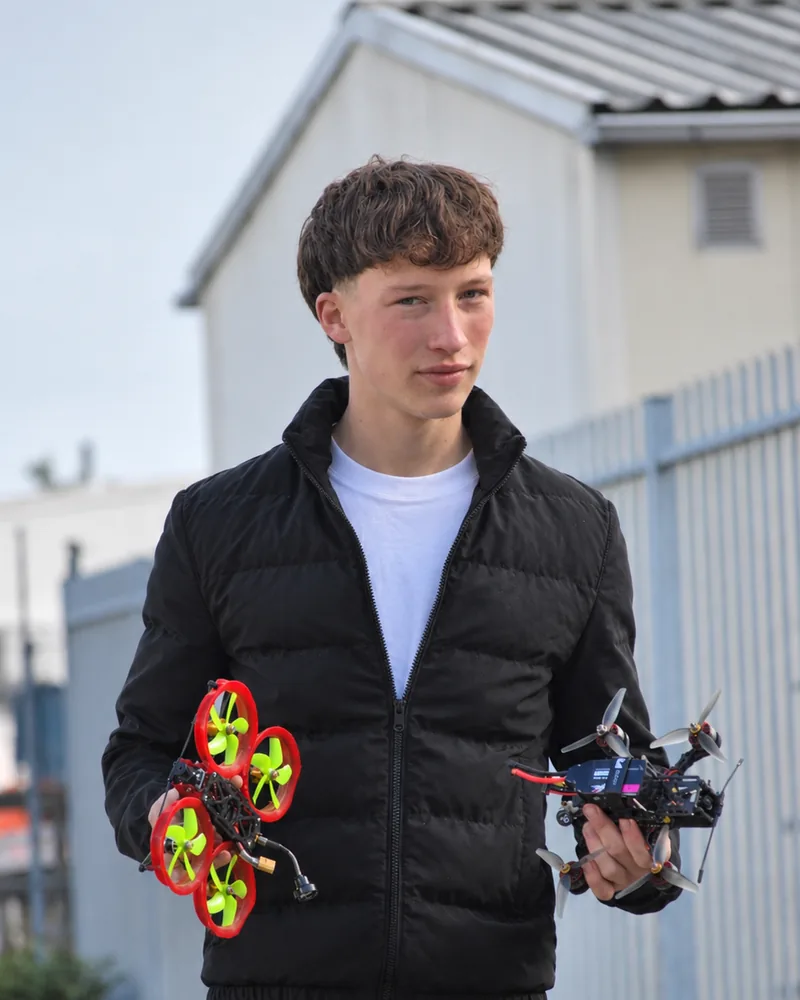 Ralf Besems met twee FPV-drones